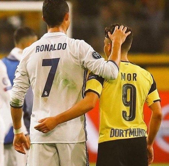 <p><strong>RONALDO'LU PAYLAŞIM REKOR KIRDI </strong></p>
<p>Emre Mor bugüne kadar en yüksek beğeni sayısına ise Şampiyonlar Ligi'ndeki Borussia Dortmund-Real Madrid maçı sonrası Cristiano Ronaldo ile çektirdiği fotoğrafla ulaştı. Genç yıldızın bu paylaşımı tam 295 bin kişi tarafından beğenildi.</p>