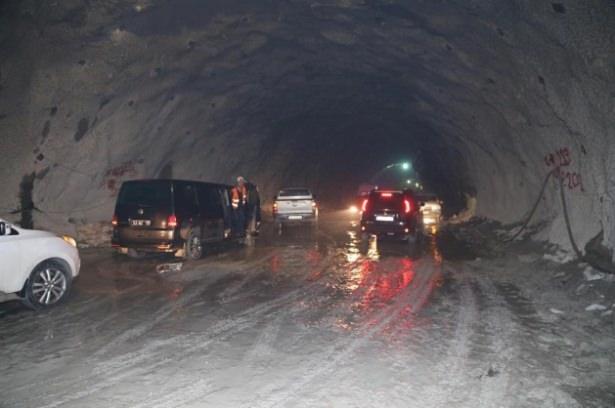 <p>Yazıcı, burada gazetecilere yaptığı açıklamada, 800 metre yerin altında olduklarını belirterek, Türkiye'nin en büyük yatırımlarından olan Ovit Tüneli 14 bin 300 metre uzunluğunda çift tüpten oluşuyor. İki tüpte toplamda 17 bin 662 metre kazı işlemi tamamlandı. Geriye her bir tüpte 3 bin 800 metre kaldı. Tünel dışında yapılacak çalışmalarla 2016 yılının ağustos ayında tünel açılmış olacak. Yol medeniyettir. Bunu bütün dünya böyle kabul ediyor dedi.</p>
