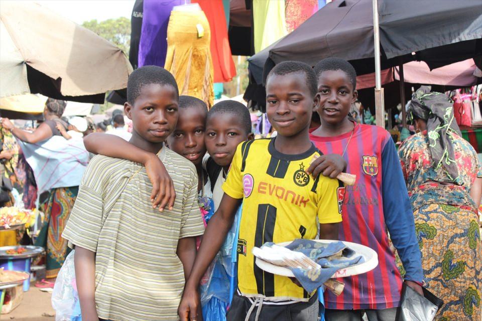<p>Çocukların yaklaşık yüzde 30'unun zorla çalıştırıldığı dünyanın en fakir ülkelerinden Gine'de çocuklar, her şeye rağmen gülümsemekten vazgeçmiyorlar.</p>
