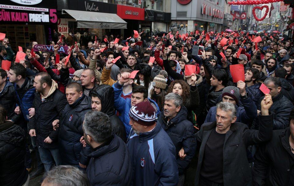 <p>Ellerindeki kırmızı kartları gösteren taraftarlar, Deniz Ateş Bitnel, Futbol Federasyonu ve Galatasaray'da forma giyen eski oyuncuları Umut Bulut ile Selçuk İnan'a sloganlarla tepki gösterdi. Taraftarlar, Salih Dursun'a da hakem Bitnel'e yönelik gösterdiği kırmızı kart nedeniyle destek verdi.</p>
<p> </p>