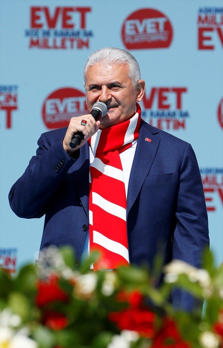 <p>Başbakan Binali Yıldırım ve eşi Semiha Yıldırım, İzmir Gündoğdu Meydanında düzenlenen "İzmir Buluşması"na katıldı.</p>
