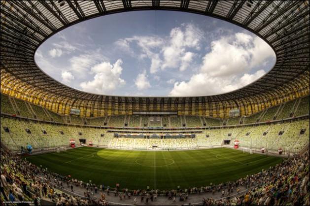 PGE Arena, kuzeydeki 456 bin nüfuslu Gdansk kentinde yer alıyor. 40 bin seyirci kapasiteli stat, 2011'in Temmuz ayında açıldı. Lechia Gdansk takımının maçları oynadığı statta, 14 Ağustos 2011'de 34 bin 444 kişiyle seyirci rekoru kırıldı.Gdansk'ın eski kent bölümünde yer alan stadın inşası 2,5 yıl sürdü. Statta bir otel ve kaykay pisti de bulunuyor.