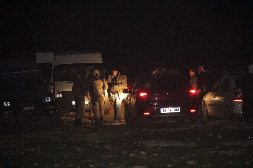 <p>İhbar üzerine gelen ekipler, çuvallarda çok sayıda tüfek, tabanca, el bombası, roket atar başlığı ve mermi olduğunu görünce mahalleye Şanlıurfa'dan takviye ekipler çağırıldı. Çevreyi muhafaza altına alan ekipler, saman balyalarının altındaki çuvalları çıkardı ve içindeki tüfek, tabanca, el bombası, roketatar başlıkları ve mermilere el koydu. </p>