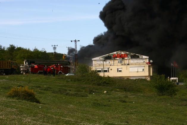 Kocaeli'nin Gebze İlçesi'nde Pelitli Köyü yakınlarında kurulu Erkay Kimya adlı fabrikada yangın çıktı. İstanbul'dan da giden takviye ekiplerle birlikte İtfaiye yangına müdahale ediyor...