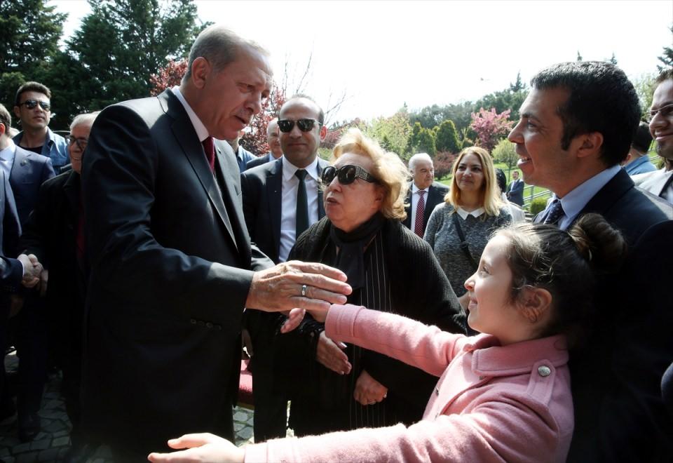 <p>Cumhurbaşkanı Erdoğan, Özal'ın oğlu Efe Özal ve torunu Serra Özal ile sohbet etti.</p>
