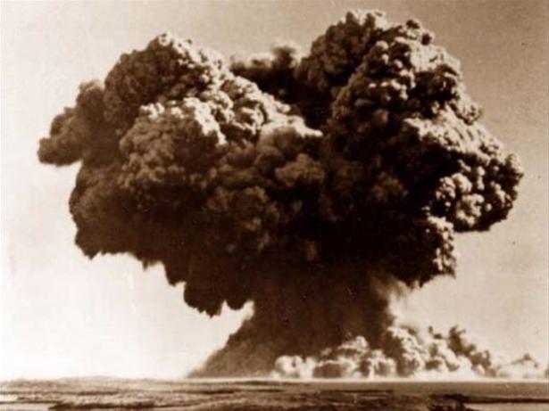 <p>İngiltere'nin ilk nükleer denemesi 1952 yılında "Hurricane" kod adlı nükleer bomba </p>

<p> </p>
