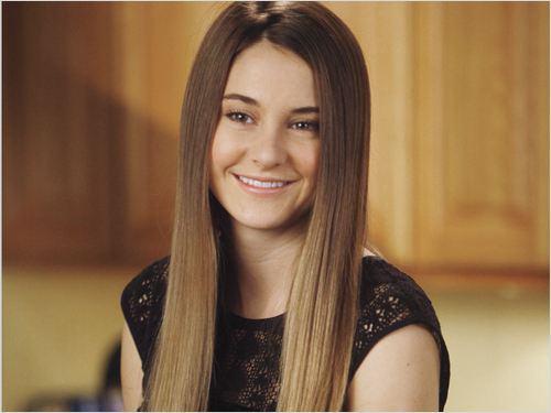 <p><strong>İsim: Shailene Diann Woodley</strong></p>

<p>Doğum Tarihi: 15 Kasım 1991</p>

<p>Rol Aldığı Önemli Filmler:<br />
Senden Bana Kalan (2011)<br />
Şu An Muhteşem (2013)</p>

<p>Gelecek Filmleri:<br />
Uyumsuz (2014)<br />
Aynı Yıldızın Altında (2014)<br />
Insurgent (2015)<br />
Allegiant Part 1 (2016)<br />
Allegiant Part 2 (2017)</p>
