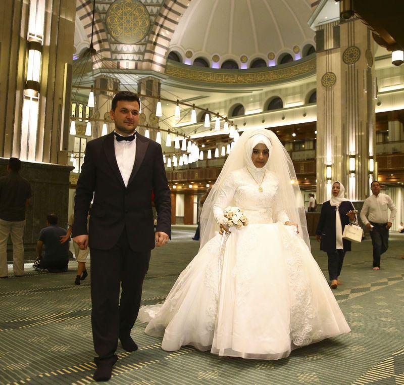 <p>Damat Mehmet Şanlı da düğün öncesinde her fırsatta demokrasi nöbetlerini tutmaya devam ettiğini ifade ederek, "Çok heyecanlıyım, düğünden çıkıp buraya geldim, normalde düğünüm olmasaydı da gelecektim, düğün hazırlıkları devam ederken de Kızılay'a gittik buraya da geldik.</p>
