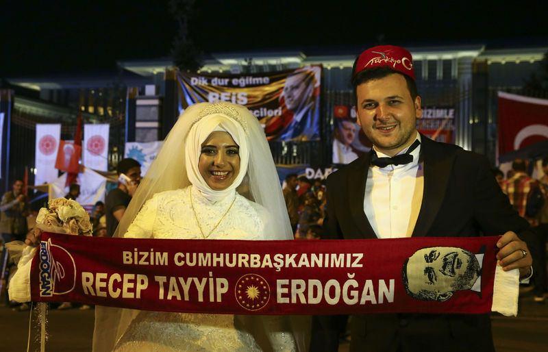 <p>Her fırsatta buraya geliyorduk. İnşallah bir daha böyle bir şey yaşanmaz ülkemizde. Cumhurbaşkanımıza, Allah sağlıklı ömürler nasip eylesin, her zaman arkasındayız." ifadelerini kullandı.</p>
