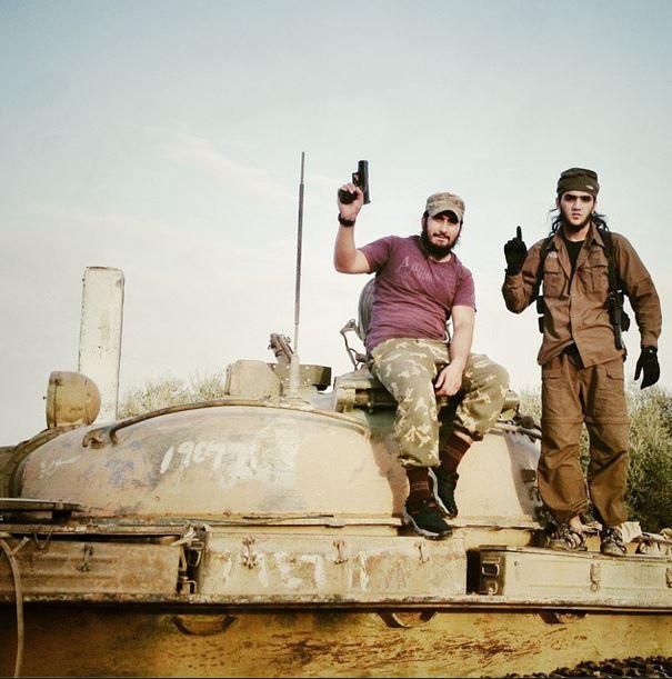 <p>Kobani'deki çatışmalarda da yer alan genç IŞİD militanının instagram hesabında paylaştığı fotoğraflardaki rahat davranışları, tank ve askeri helikopterlerle verdiği pozlar ve sosyal faaliyetleri dikkat çekiyor.</p>
