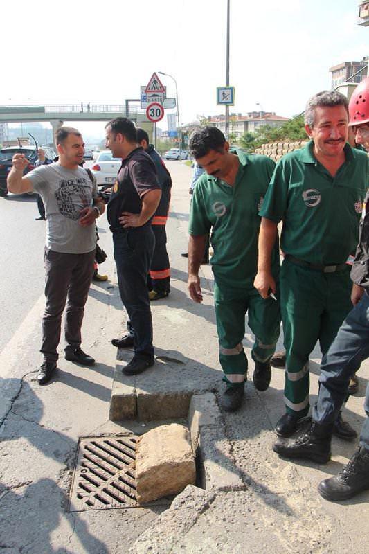 <p>Yarım saat boyunca yardım bekleyen Sungur&rsquo;u itfaiye ekipleri kurtardı.</p>

<p>&nbsp;</p>
