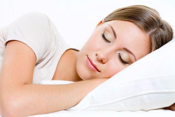 <p>Biyolojik saati en iyi yavaşlatmanın yolu ise düzenli uykudan geçiyor. </p>

<p>Uyurken karanlık bir ortamda ve saat 23'de uyuyun. </p>
