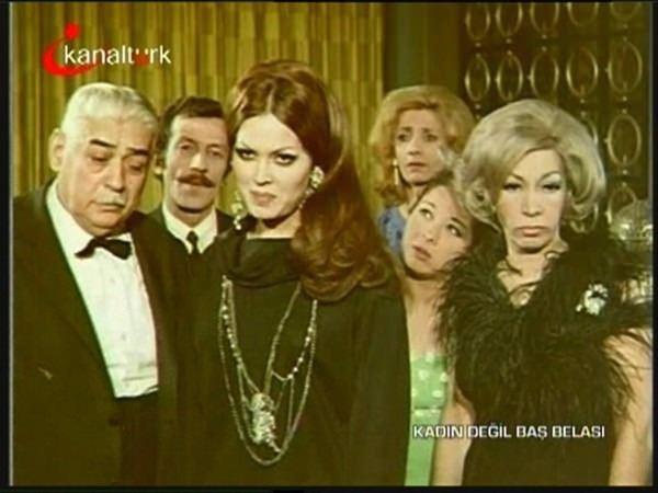 <p>1968 yapımı Kadın Değil Baş Belası filminden. (Sağdan ikinci)</p>
<p> </p>