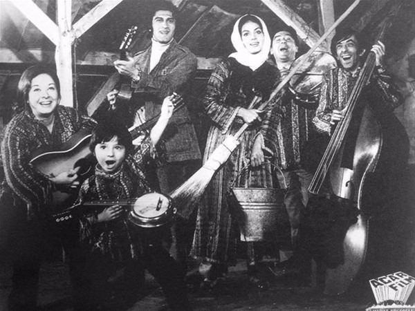 <p>Gelin Çiçeği (1971) filminde ise adaşı olan bir karakteri canlandırdı. (Soldan birinci)</p>
<p> </p>