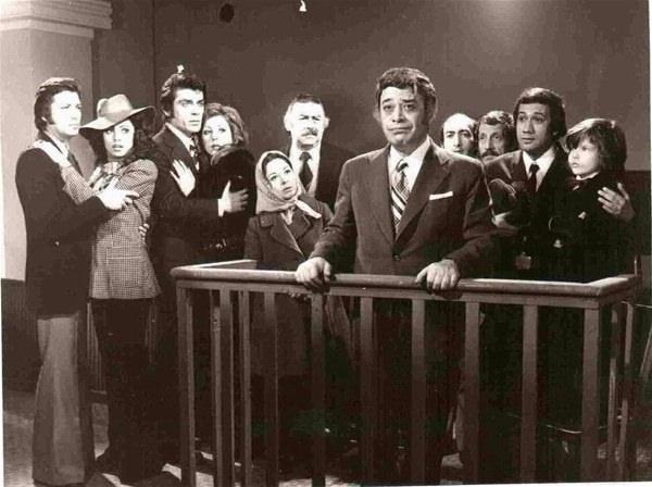 <p>Düşmanlarım Çatlasın (1974) filminin tatlı hizmetçisi. (Soldan beşinci)</p>
<p> </p>
