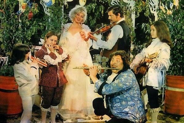 <p>Bülbül Yuvası (1970) filminde tatlı tatlı müzik yaparken gördük onu. (Soldan ikinci)</p>
<ul>
</ul>