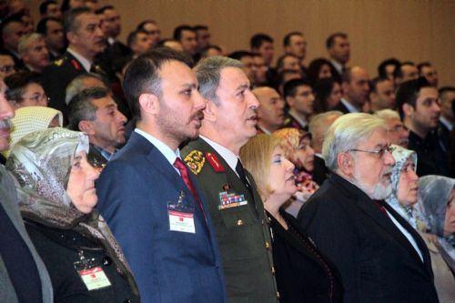 <p>Genelkurmay Başkanlığı, 18 Mart Çanakkale Zaferi ve Şehitler Günü dolayısıyla şehit ailelerini Genelkurmay Karargahı'nda ağırladı. Genelkurmay Başkanı Orgeneral Hulusi Akar ve TSK komuta kademesinin tam kadro katıldığı törende duygusal anlar yaşandı. </p>
<p> </p>