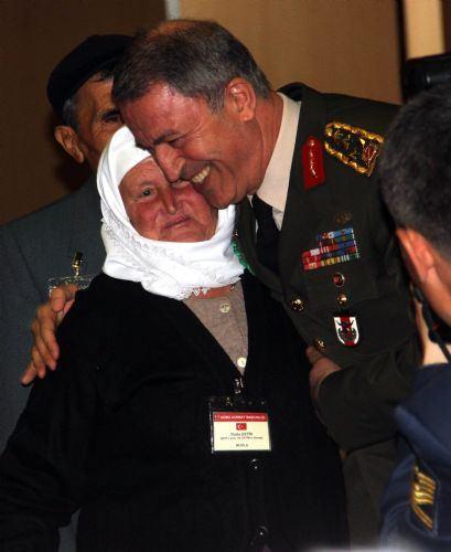 <p>Genelkurmay Başkanlığı, farklı illerden asker, polis, savcı, köy korucusu ve öğretmenlerin de aralarında bulunduğu 44 şehidin 91 yakınını Ankara'ya davet etti. Merasim Sokak'ta askeri servis konvoyuna yönelik hain saldırıda şehit olanların yakınlarının yer aldığı törene ayrıca Çanakkale ve Kore Savaşı ile Kıbrıs Barış Harekatı sırasında şehit düşenlerin aileleri de katıldı. </p>
<p> </p>