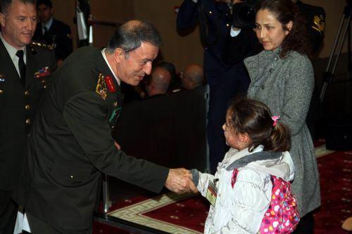 <p><strong>ŞEHİT BABASI MUSTAFA ERTAN: "TARİHİ ZAFERLERLE, ŞAN VE ŞEREFLE DOLU BİR MİLLETİZ"</strong></p>
<p><br />
Daha sonra kürsüye gelerek konuşma yapan şehit babası Mustafa Ertan, "Tarihi zaferlerle, şan ve şerefle dolu bir milletiz. Atalarımız, vatan, millet, bağımsızlık ve inançları uğruna her türlü zorluğa göğüs gererek canlarını vermekten çekinmemişlerdir. Bunun en güzel örneklerini Çanakkale muharebelerinde ve Kurtuluş Savaşı'nda verilen mücadelelerde görmekteyiz" dedi.<br />
Şehitliğin vatan, bayrak, bağımsızlık ve kutsal değerler uğruna canını feda eden kişilere İslam dini inancına verilen en yüksek manevi bir makam olduğunu belirten Ertan, "Şehitler cennetle müjdelenmişlerdir. Atalarımız şehitlik makamının ne kadar yüksek bir değeri olduğunu bildikleri için vatan savunmasına seve seve katılmışlardır. 'Ölürsem şehit, kalırsam gazi olurum' inancıyla canla başla savaşmışlardır" diye konuştu. Ertan, tarihte ülke savunmasına hizmet eden kahraman şehit ve gazilerin başında Gazi Mustafa Kemal Atatürk'ün geldiğini dile getirerek, "Hayatının önemli bir kısmı cephelerde geçmiştir. Kurtuluş Savaşı'nda işgal edilmiş Anadolu topraklarını Türk milletinden aldığı destek ve gücü, kendi üstün askeri zekasıyla birleştirerek kurtarmış Türkiye Cumhuriyeti'nin kurulmasını sağlamıştır" ifadelerini kullandı.</p>