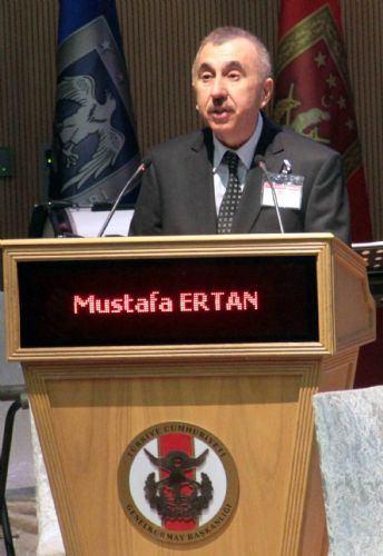 <p><strong>"VATAN SAĞOLSUN"</strong></p>
<p><br />
Birlik, beraberlik, huzur içinde Atatürk'ün gösterdiği çağdaş uygarlık düzeyinin üzerine çıkmayı hedefleyen Türkiye Cumhuriyeti'ni bölmek, zayıflatmak isteyen güçlerin kirli emellerini gerçekleştirmek için çalıştığını vurgulayan Ertan, şunları kaydetti: "Terör örgütü ülkemizde 1984 yılından itibaren başta Doğu ve Güneydoğu Anadolu illerinde olmak üzere memleketimizin birçok yerinde kalleşçe, kadın, erkek, yaşlı çocuk ayrımı yapmadan katliamlar yapmıştır. Son yıllarda taktik değiştiren bölücü örgüt mensupları yollara döşedikleri mayınlarla şehirlerde bina içerisinden yaptıkları sinsice saldırılarla ve araç içerisine yerleştirdikleri bombalarla kalleşçe emellerine uğraşmak için çalışmaktadırlar. Ülkemizi bölmek isteyenlere ve kardeşi kardeşe düşürme planları yapanlara karşı yıllardır kahramanca, özverili bir şekilde, gece gündüz demeden mücadele eden asker, polis ve korucularımızı kutlamak istiyorum. Bu hain örgütün amaçlarını engellemede başarılı olmuşlardır. Mücadele sonucundan şehit olan güvenlik güçlerimize Allah'tan rahmet diliyorum. Devlet ve milletimizin başı sağolsun. Yaralı gazilerimize Allah'tan acil şifalar diliyorum. Atalarımızdan bize miras kalan toprakları kolay kazanmadık ve kimseye de kolay kolay teslim etmeyeceğiz. Bir şehit babası olarak sizlerle birlikte olmaktan kıvanç duyuyorum." Şehit babası, gözyaşlarını tutamadığını konuşmasını "Vatan sağolsun" diyerek tamamladı.</p>