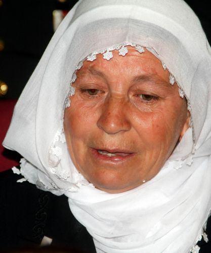 <p><strong>ŞEHİT AİLELERİNE KARAVANADAN ÖĞLE YEMEĞİ</strong></p>
<p><br />
Şehit aileleri, daha sonra Genelkurmay Destek Kıtaları Grup Komutanlığı'ndaki Mehmetçik Yemekhanesi'nde askerlerle beraber karavanadan karavanadan öğle yemeği yedi.</p>