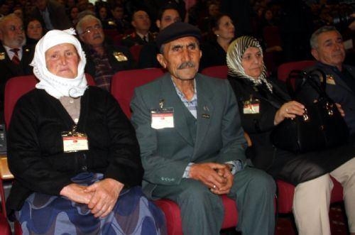<p>Atatürk Kültür Sitesi'ndeki törenin sonunda Orgeneral Akar, günün anısına şehit ailelerine çeşitli hediyeler verdi. Etkinliğe katılan şehit yakını ve gaziler, hatırlanmaktan duydukları memnuniyeti dile getirdiler. </p>
<p> </p>