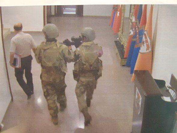 <p>Görüntülerde, Genelkurmay'daki komuta katına darbeci askerleri Korgeneral İlhan Talu'nun aldığı görülüyor.</p>
