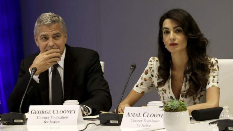 <p>Columbia Hukuk Bürosu'nda öğretim görevlisi olması beklenen Amal Clooney'in, aynı zamanda Birleşmiş Milletler ofisine yakın bir yer tercih etmiş olması da ünlü çifte rezaidansı cazip kılmış. </p>
