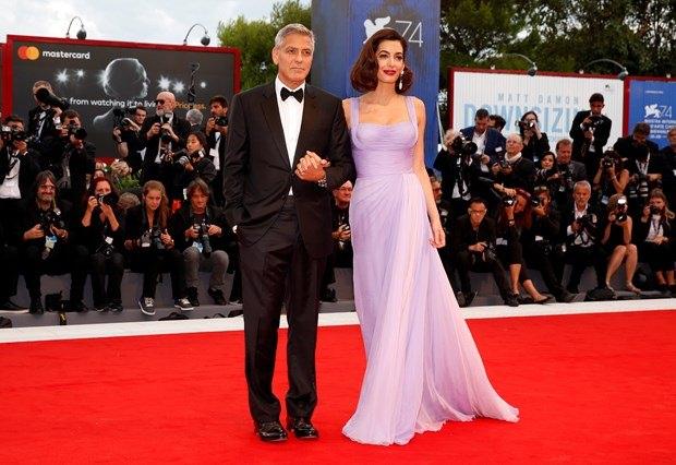 <p>Geçtiğimiz Haziran ayında ikiz bebeklere sahip olan George Clooney, eşi Amal Clooney’in çocuklarını her üç saatte bir emzirdiğini ve ona yardım etmediğinde kendisini suçlu hissettiğini söyledi.</p>
