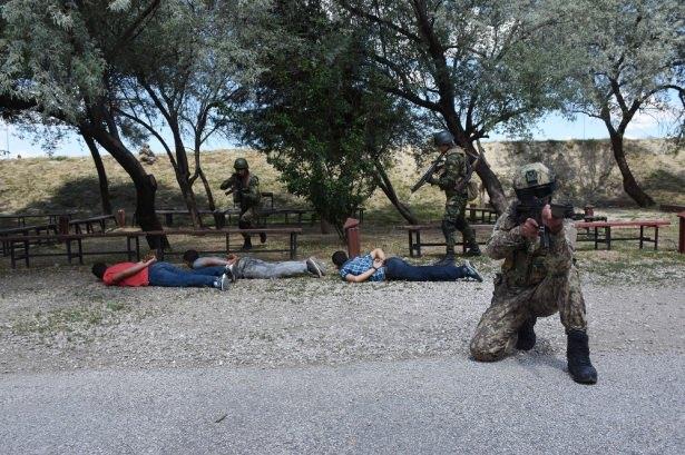 <p><strong>GERÇEĞİNİ ARATMAYAN TATBİKAT</strong></p>

<p>TSK’dan yapılan açıklamada, Kara Kuvvetleri Komutanlığının komando birliklerine personel yetiştiren, doktrin ve eğitime önemli katkılar sunan,</p>
