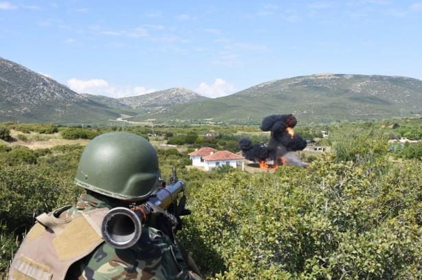<p>bölük seviyesinde ise taktik akın, suüstü komando harekatı ve hava hücum harekatı teknik ve taktikleri üzerine usul</p>
