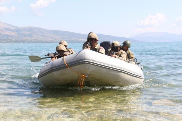 <p>Tatbikata; Kara Kuvvetleri Komutanlığından Dağ Komando Okulu ve Eğitim Merkezi Komutanlığı ve Kara Havacılık Komutanlığından unsurlar ile Azerbaycan, Bulgaristan ve Gürcistan komando birlikleri katıldığı bildirildi.</p>
