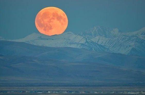 <p>Moğolistan sırtlarında çekilmiş Ay fotoğrafı.</p>

<p> </p>
