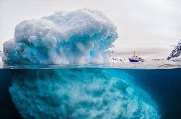 <p>Antartika'da devasa buz dağının yanında küçücük gözüken 300 tonluk gemi. Rick Du Boisson/Solent News & Photo Agency</p>
<p> </p>