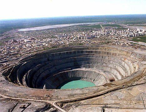 <p>İnsanı dehşete düşüren çukurun derinliği 525 metre, çapı ise 1,200 metre.</p>
<p> </p>
