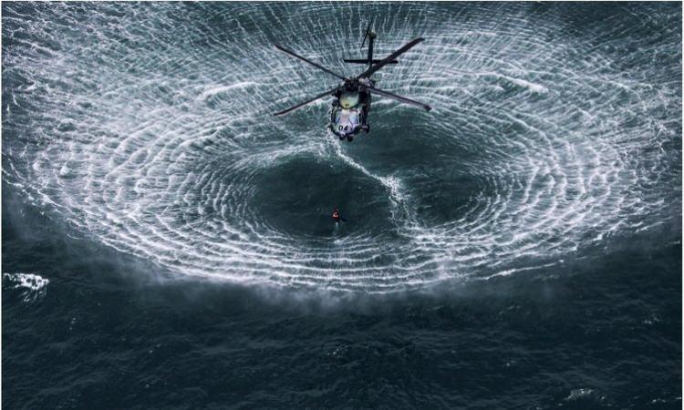 <p>Su yüzeyine yaklaşan bir helikopter</p>

<p> </p>
