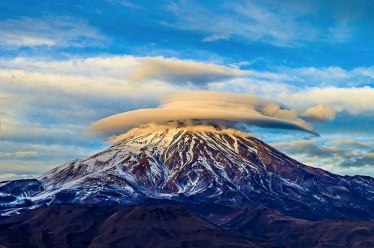 <p>İran'daki Demavend Dağı üzerindeki lenticular (dağ dalgası/merceksel) bulutlar</p>

<p> </p>
