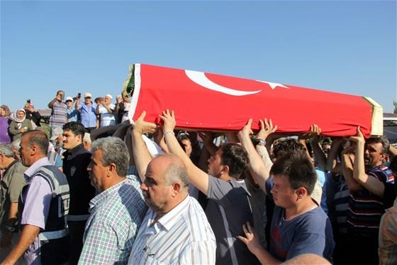 <p>Ahmet Kara</p>

<p>24 yaşındaki fabrika işçisi Kara, İBB'nin önündeki protestolarda vuruldu. Kara, 4 çocuklu ailenin tek erkek evladıydı.</p>
