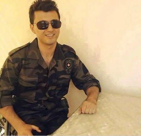 <p><span style="color:#D3D3D3">Hakan Yorulmaz</span></p>

<p>Ankara Gölbaşı Özel Harekât Daire Başkanlığı'nda darbeciler tarafından F-16 uçaklarından atılan bomba sonucu hayata gözlerini yuman Yorulmaz, Kırıkklae'de defnedildi.</p>
