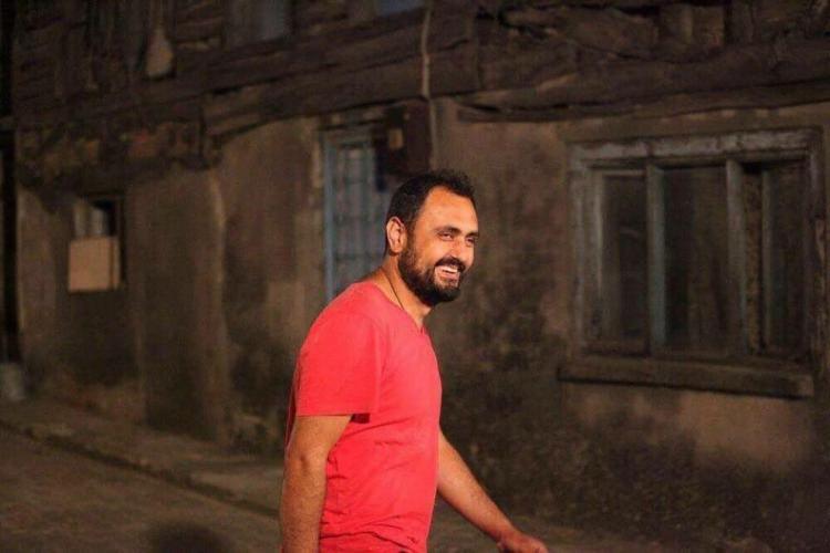 <p>Dizi çalışanı da darbe kurbanı</p>

<p>Fox TV ekranlarında 4 sezon yayınlandıktan sonra geçen ay yayın hayatına veda eden Karagül dizisinin set çalışanı 15 Temmuz gecesi yaşanan çatışmalarda hayatını kaybetti.</p>

<p><br />
Dizinin ışık şefi <strong>Çetin Can</strong>'ın ölümünü set arkadaşları sosyal medya hesaplarından duyurdu.<br />
<br />
Can'ın cenazesi bugün ikindi namazına müteakip kaldırılacak.</p>
