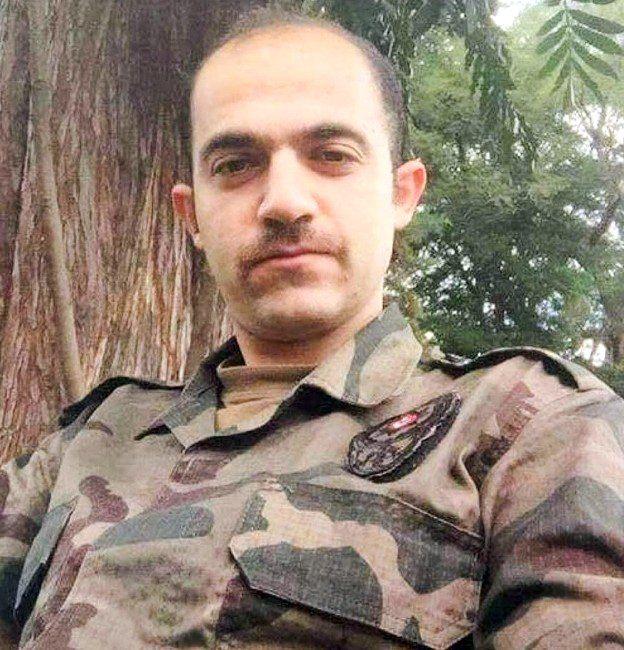 <p>Murat Ellik</p>

<p>FETÖ'nün darbe girişimi sırasında, Ankara Gölbaşı Özel Harekat Daire Başkanlığına yapılan saldırıda vurulan Ellik Erzurum'da defnedildi.</p>
