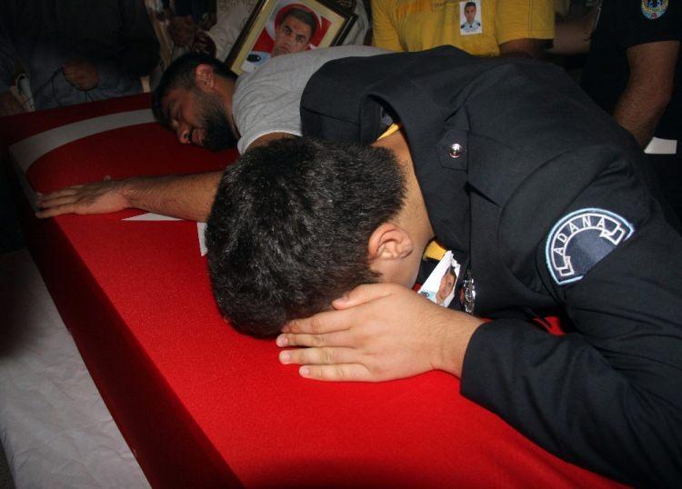 <p>Yunus Uğur'un cenazesi</p>
<p>Ankara’da darbe girişimi sırasında yapılan saldırı sonucu vurulan Adanalı polis memuru Yunus Uğur’un kardeşi Furkan Uğur, giydiği ağabeyinin üniformasını koklayarak "Ağabeyim kokuyor" dedi.</p>