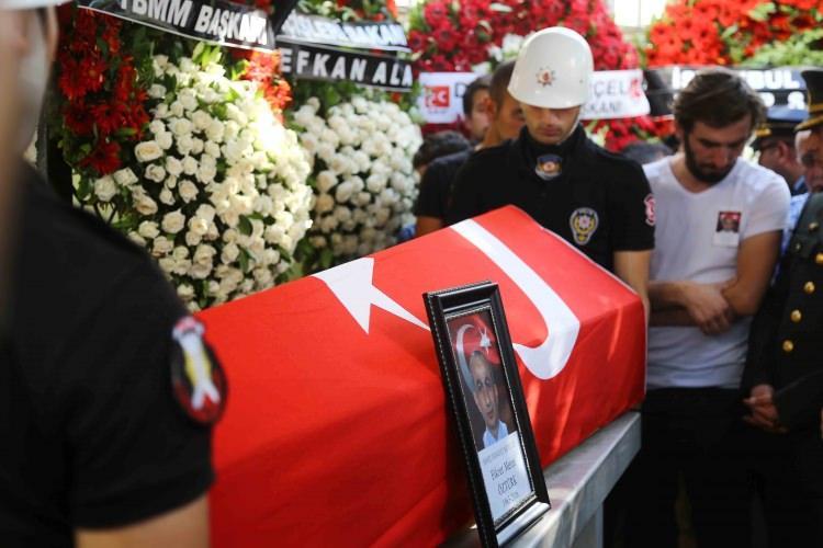 <p>Fikret Metin Öztürk</p>
<p>Darbe teşebbüsü sırasında Ankara Gölbaşı’ndaki Özel Harekat Daire Başkanlığı’na düzenlenen saldırıda vurulan 3. Sınıf Emniyet Müdürü Fikret Metin Öztürk (51), Bağcılar'da defnedildi.</p>