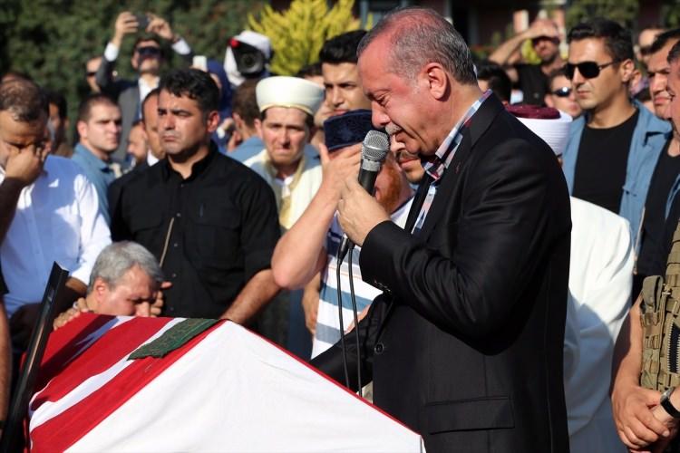 <p>Bölücü terör örgütü FETÖ mensuplarının darbe girişimini protesto ettikleri sırada vurulan Arter Ajans'ın sahibi Erol Olçak ve oğlu Abdullah Olçak ile Yeni Şafak gazetesi fotomuhabiri Mustafa Canbaz için Marmara Üniversitesi İlahiyat Fakültesi Tatbikat Camisi'nde düzenlenen cenaze törenine Cumhurbaşkanı Recep Tayyip Erdoğan da katıldı. </p>