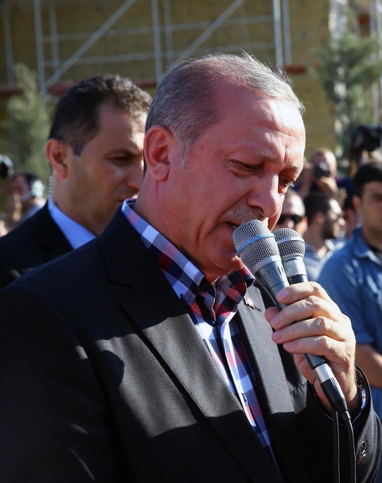 <p>Erdoğan, konşma yaptığı esnada gözyaşlarını tutamadı.</p>