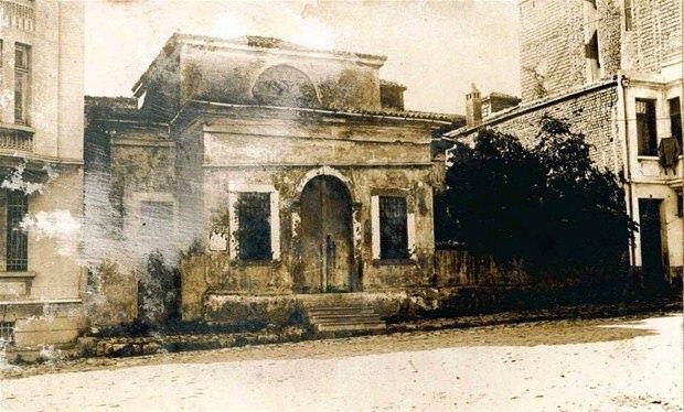 <p>''Esad Efendi Kütüphanesi'' Sultanahmet'te Yerebatan Caddesi'nde 19.YY başında kuruldu. Yapı,şimdi giyim mağazasıdır </p>
<ul>
</ul>