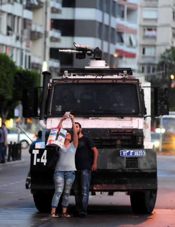 <p>Bazı vatandaşlar olayların arasında bile selfie çekmeyi ihmal etmedi.</p>
