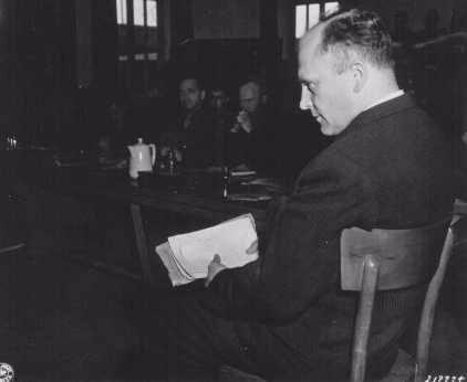 <p>Friedrich Hoffman bir yığın ölüm kaydıyla, Dachau toplama kampındaki Nazi tıbbî deneyler sırasında sıtmaya yakalanan 324 Katolik rahibin öldürülmesi hakkında ifade veriyor.</p>

<p> </p>
