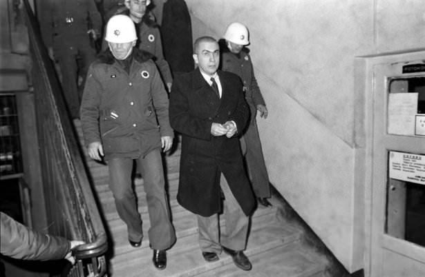 <p>Konya ve İstanbul Cumhuriyet Savcılıklarının istemi üzerine Ankara Cumhuriyet Savcılığı'na getirilen Türkiye İşçi Köylü Partisi (TİKP) Genel Başkanı Doğu Perinçek'in (ortada) ifadesine başvuruldu. </p>
