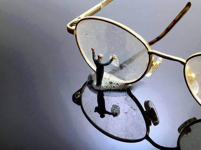 <p>Gözlükleri yıkamak için alkol, çamaşır suyu veya amonyak içeren temizlik maddeleri kullanmak hatadır.</p>
